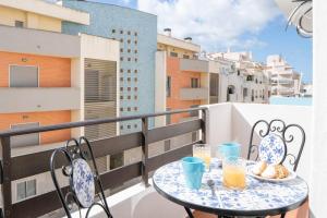 Casa Oliveira - Sunny 2-Bed Retreat Steps from the Beach