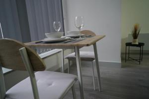 Modern 1 & 2 Bed Apartments, Desborough, Kettering, Sleeps 3, Free Parking, WIFI, Ideal for Families & Relocations
