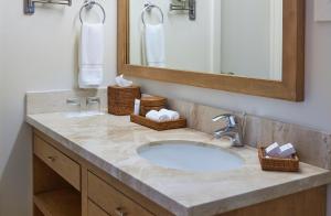 Queen Room with Two Queen Beds - Balcony room in Hotel Carmel