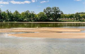 Appartements Amazing Apartment In Cosne-cours-sur-loire With Wifi : photos des chambres