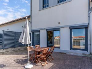 Superbe T3 rénové à 200m de locéan avec terrasse et parking privatif - FR-1-50-74