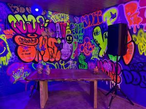 Boate Subterrânea, Beach Tennis & Bangalôs - Camareira e cozinheira incluso!