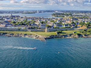 Maisonette en pierre rénovée avec jardin à 100m de la plage - 56 couchages et Wi-Fi - FR-1-349-179