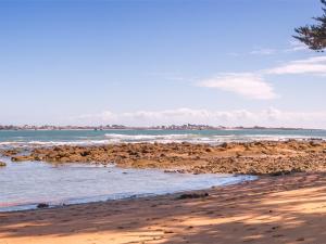 Maisonette en pierre rénovée avec jardin à 100m de la plage - 56 couchages et Wi-Fi - FR-1-349-179