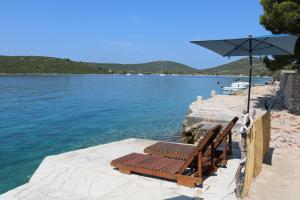 Seaside family friendly house with a swimming pool Cove Ladjin - Landjin, Pasman - 20394