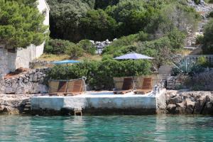 Seaside family friendly house with a swimming pool Cove Ladjin - Landjin, Pasman - 20394