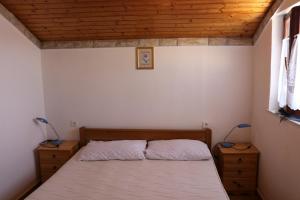 Seaside family friendly house with a swimming pool Cove Ladjin - Landjin, Pasman - 20394