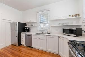 Old Mission Manor - Chic 2br 1ba Apartment - Sleeps 6 - Pool Table - 15 Min Walk to Downtown