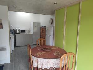 Maisons de vacances Maison Sarzeau, 4 pieces, 6 personnes - FR-1-639-92 : photos des chambres