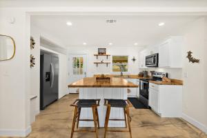 Paradise Palms - Sand Dollar Suite - Pool - Steps to Ocean - 10 min to Downtown!