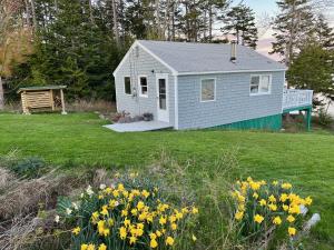 Bettys Place - Cozy ocean front getaway with views of Casco Bay