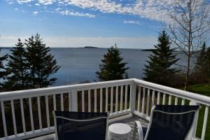 Betty's Place - Cozy ocean front getaway with views of Casco Bay