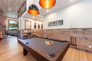 Bowling Waterfront Luxury MtnViews Pool Sleeps12