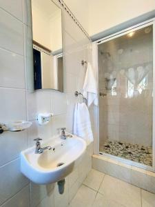 Villa Mintos - 4 bed 3 bath, Pool, 750m to Robberg 5 Beach