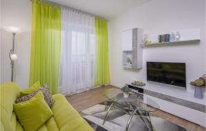 Nice Apartment In Novi Vinodolski With 3 Bedrooms And Wifi