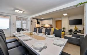 Beautiful Home In Vinica Breg With Wifi 