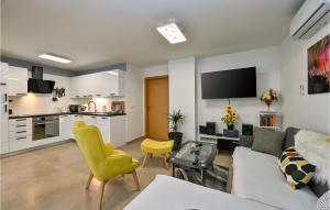 Beautiful Home In Vinica Breg With Wifi 