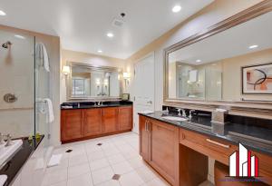 MGM Signature-03-821 1Br2Ba F1 Strip View Balcony