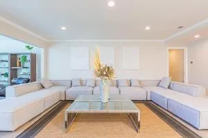 Single Level House with view and pool - كوفينا