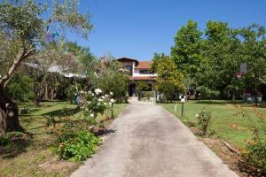 Wonderful villa with huge yard, at Potamos beach - Ubytování bez kategorie ve městě Epanomi