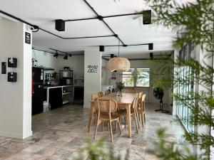 Mini-Me HUBS, Charm Suites & Pool in Old City