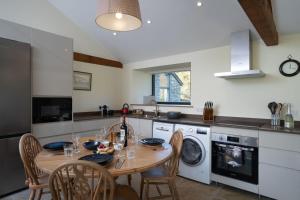 Grasmere Cottage with Stunnng Views by LetMeStay