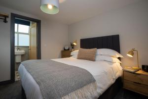 Spacious - Contemporary 2BR Apartment - Central Ambleside - Parking