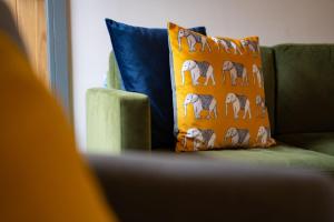 Spacious - Contemporary 2BR Apartment - Central Ambleside - Parking