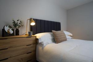 Spacious - Contemporary 2BR Apartment - Central Ambleside - Parking