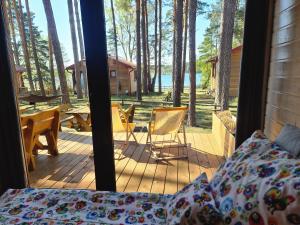 Schadzka w dwunastce z widokiem na jezioro