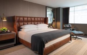 King Room with Mobility Accessible Roll-In Shower room in Kimpton Nine Zero an IHG Hotel