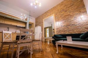 VISAJ Deluxe Downtown