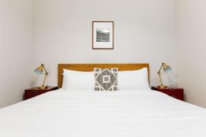 CozySuites Music Row Spacious 2BR with free parking 40