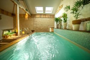 B&B / Chambres d'hotes La Suite Bien-etre, piscine interieure chaufee, sauna & spa prives : photos des chambres