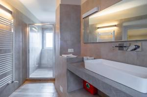 GuestHost - Comfy & Roomy Apt - View on the Ligurian Hills!