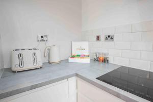 2-Bedroom Home for 5, Perfect for NEC, Airport & Longer Stays, Fast Wifi, Parking