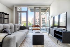 Pioneer Sq 1BR w WD Gym BBQ Sound view SEA-157