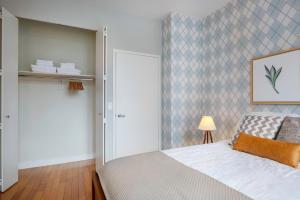 Modern Bright Times Sq 1BR w Indoor pool NYC-8