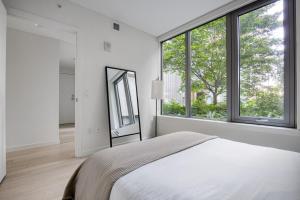 Pioneer Sq 1BR w WD Gym BBQ Sound view SEA-157