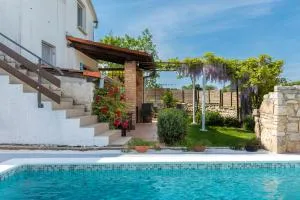 Apartment Adriana on peaceful location with pool - Stranići