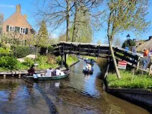 B&B Villa Giethoorn - canalview, privacy & parking - Wanneperveen