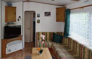 Campings Stunning caravan in Saint-Pe-sur-Nivelle with 3 Bedrooms and WiFi : photos des chambres