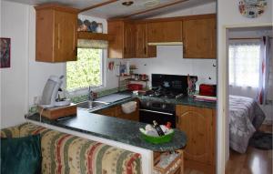 Campings Stunning caravan in Saint-Pe-sur-Nivelle with 3 Bedrooms and WiFi : photos des chambres