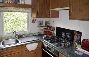 Campings Stunning caravan in Saint-Pe-sur-Nivelle with 3 Bedrooms and WiFi : photos des chambres