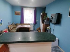 Rodinný půldomek s vybavením a bazenem