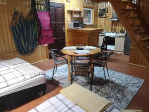 domki nad jeziorem, las, do 10 osób jezioro Wilczyńskie Budzisławskie - domek letniskowy osobno ogrodzony, ogrzewany mile widziane pieski, zwierzeta- wielkopolska, 62-550 Zygmuntowo gm Wilczyn