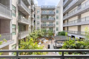 Woodland Hills 1BR w Pool Gym nr Warner Center LAX-665