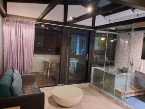 Phòng Superior Hướng núi giường Queen (Mountain View Queen Bed Room Only)
