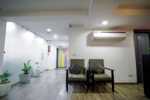 Saltstayz Express - Golf Course Road & DLF Phase-1