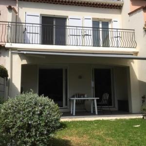 Maisons de vacances House in a luxury residence with swimming pool and : photos des chambres